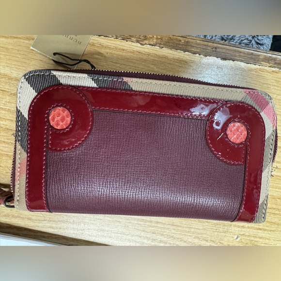 Burberry zip around wallet - Picture 9 of 9